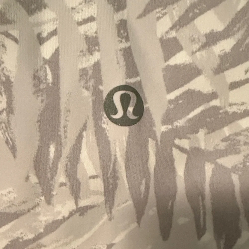 474 Lululemon Wunder Under High Rise LuxTreme – Palm Camo – Size 6